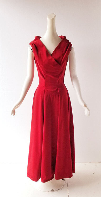 Be the lady in red – a chic red velvet gown!